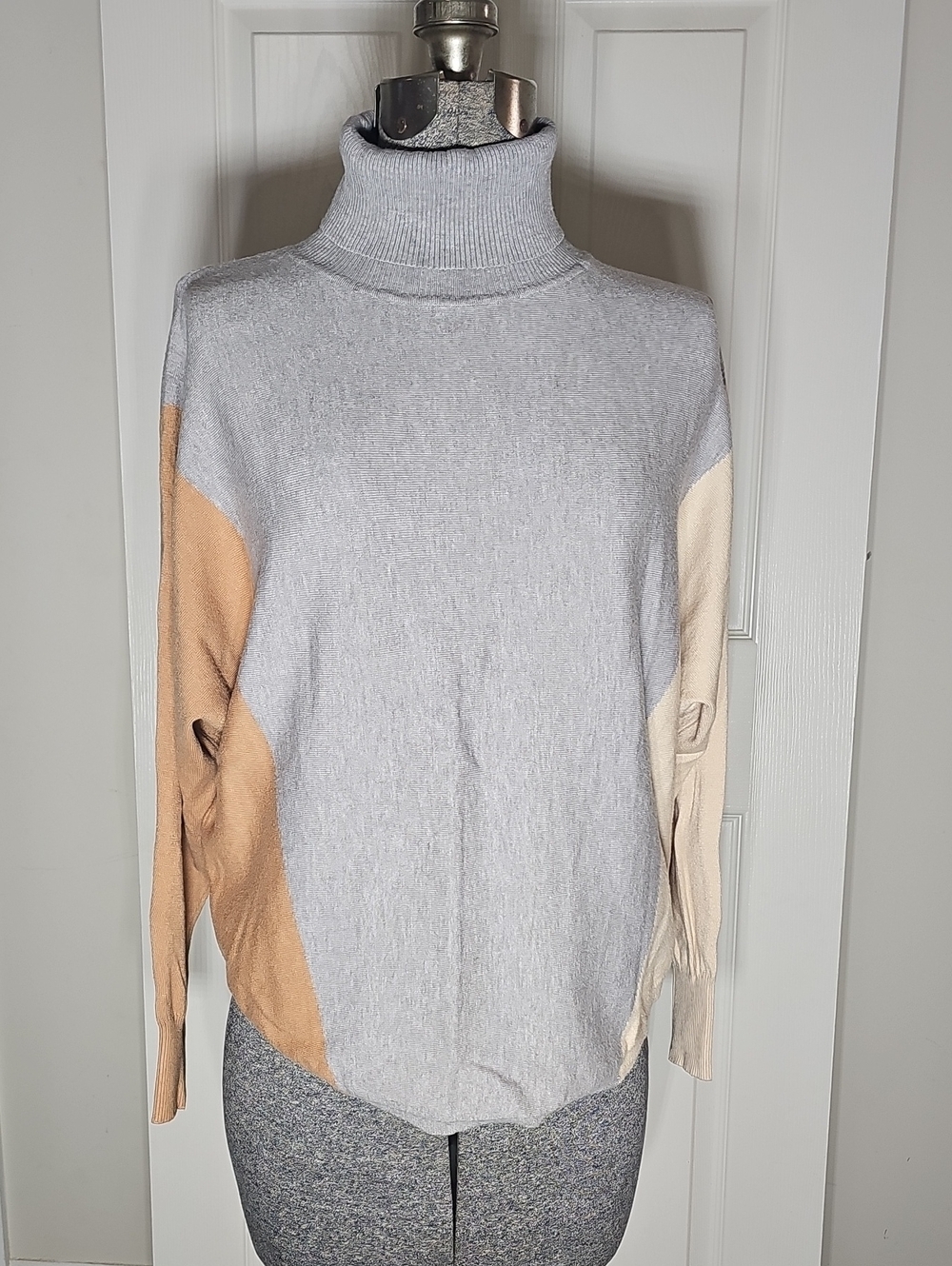 Aaeda Nuetral Color Block Long Sleeve Turtleneck Sweater Size L